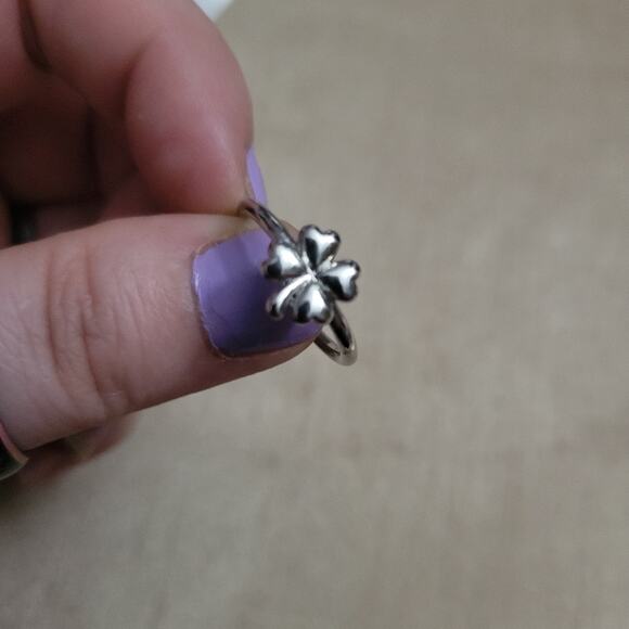Size 8 lucky four leaf clover minimalist ring - Picture 2 of 2